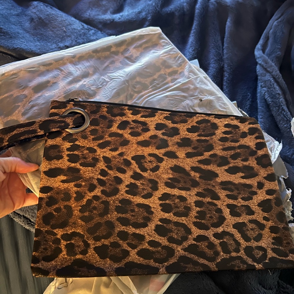 ✨ Oversized Leopard Print Clutch ✨ - Picture 3 of 3